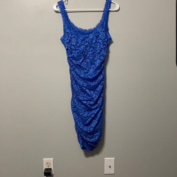 Fitted blue lace dress - Picture 2 of 2